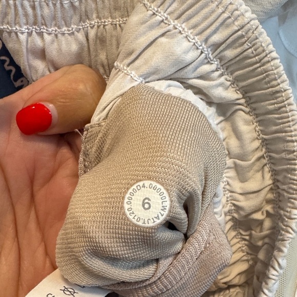 Lululemon Hotty Hot Short  size 6 - Picture 5 of 5